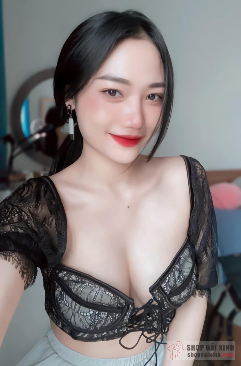 Dạ Thảo - hot girl Quảng Ninh sở hữu gương mặt xinh đẹp trong trẻo gợi cảm