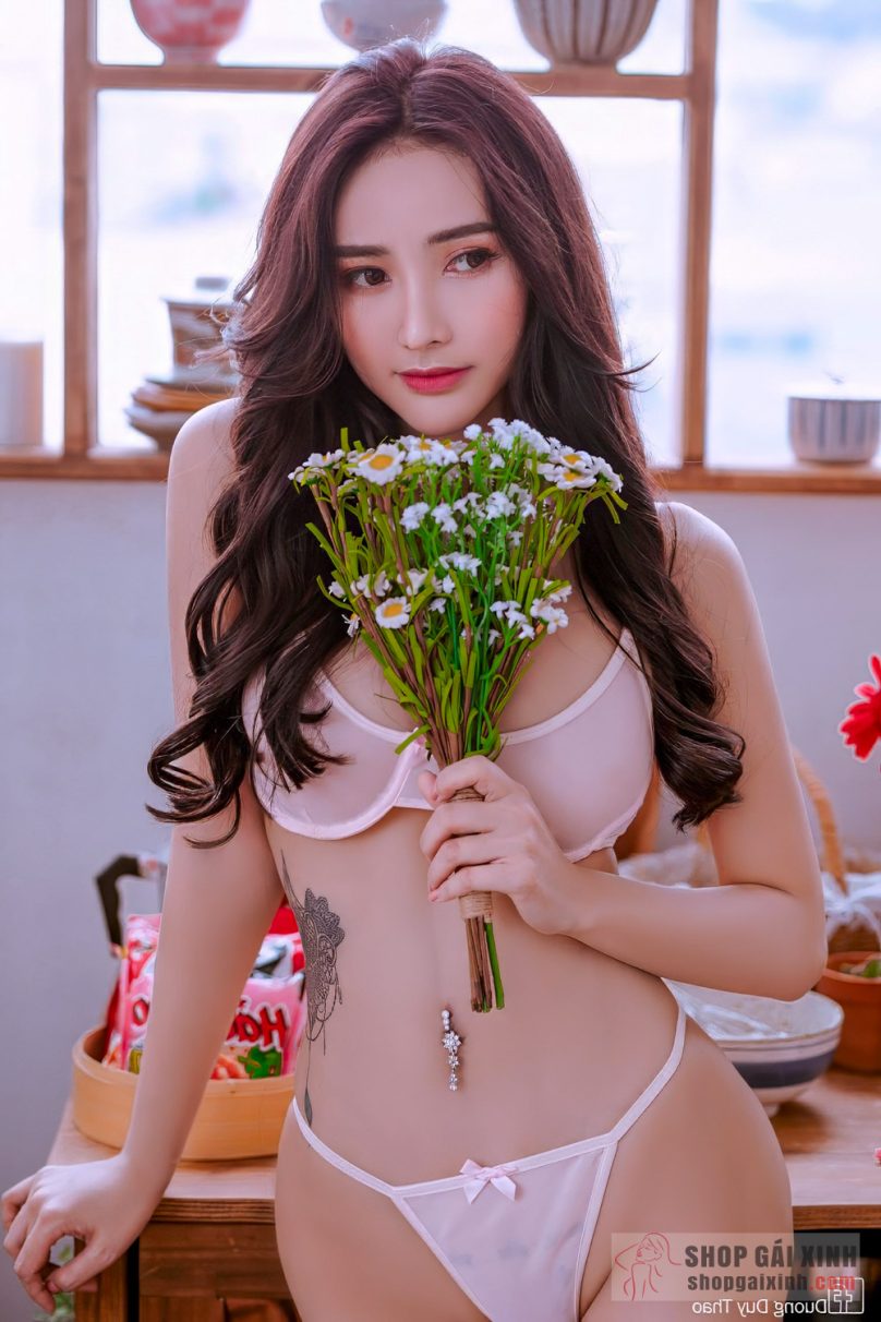 DJ Yenny Yến sexy trong bộ ảnh bán nude táo bạo