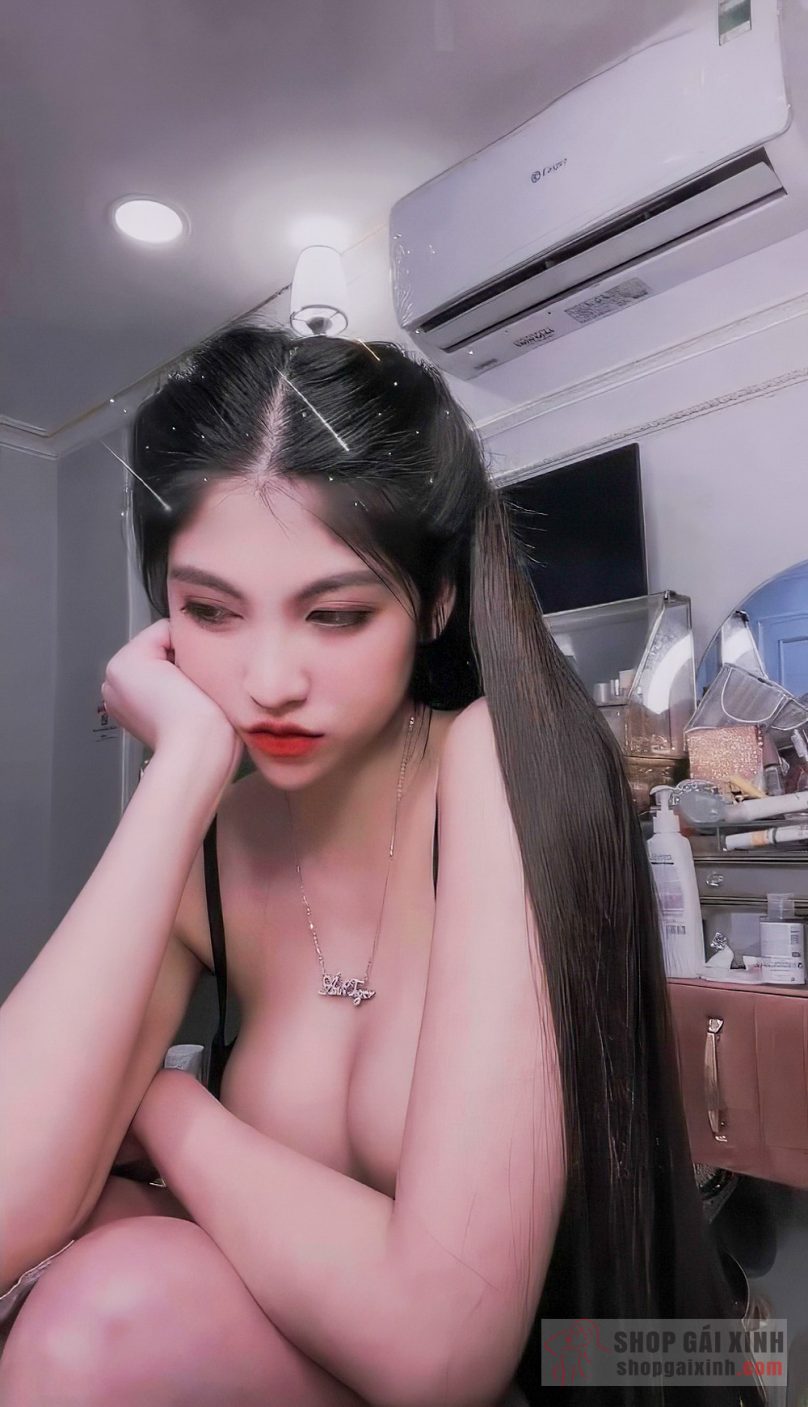 Cùng ngắm loạt ảnh với vòng 1 cực khủng của hot girl Hoàng Ánh!