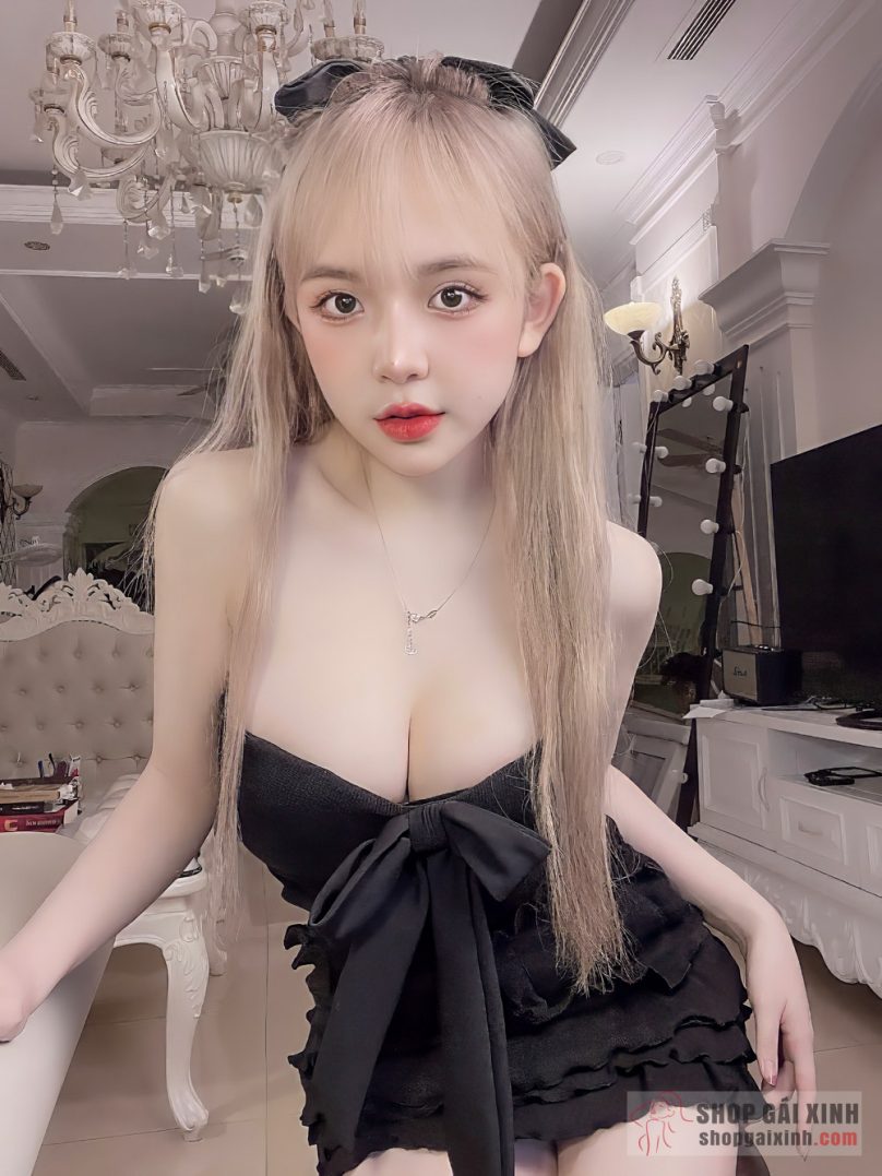 Cùng xem loạt ảnh của hot girl TikTok Trần Huyền Châu khoe body nóng bỏng, quyến rũ