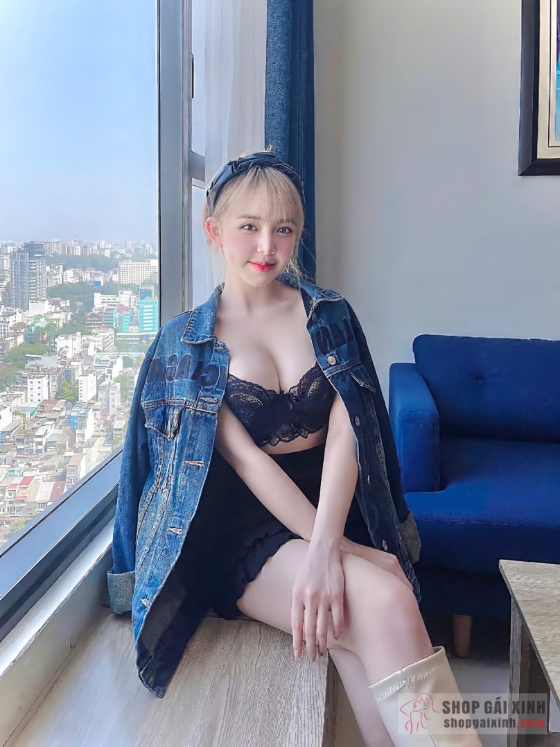 Cùng xem loạt ảnh của hot girl TikTok Trần Huyền Châu khoe body nóng bỏng, quyến rũ