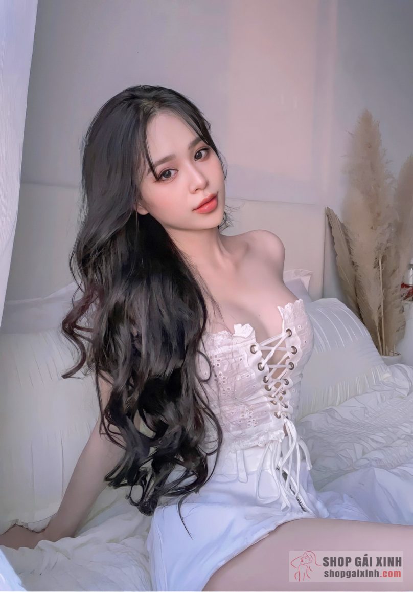 Hot girl Trịnh Phước Hiền khoe thân hình đẫy đà, nóng bỏng