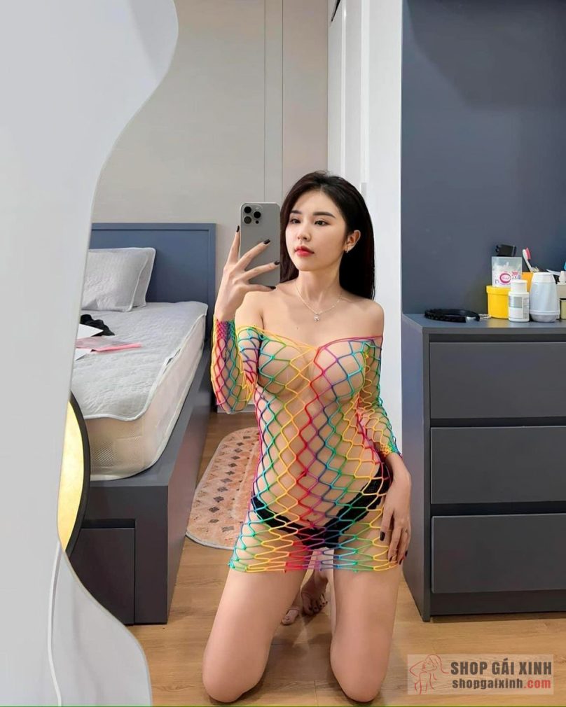 Cùng chiêm thân hình nóng bỏng trong bikini của cô chủ nhỏ Đan Phượng Shop