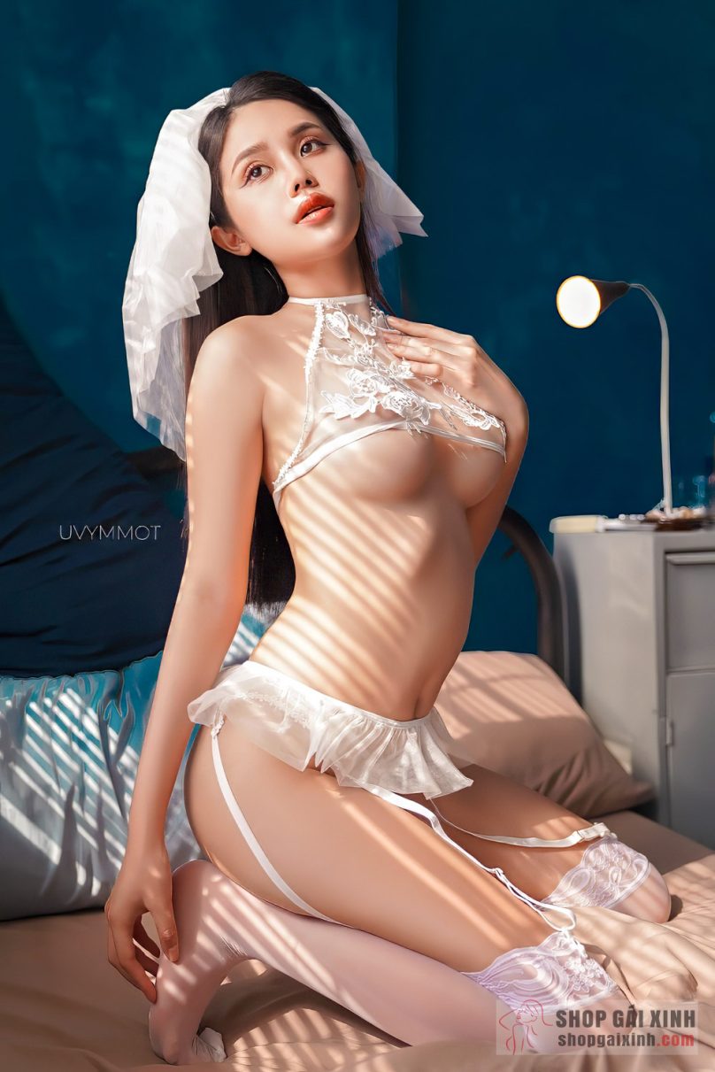 Cùng chiêm ngưỡng những hình ảnh sexy nóng bỏng của Hoàng Trinh